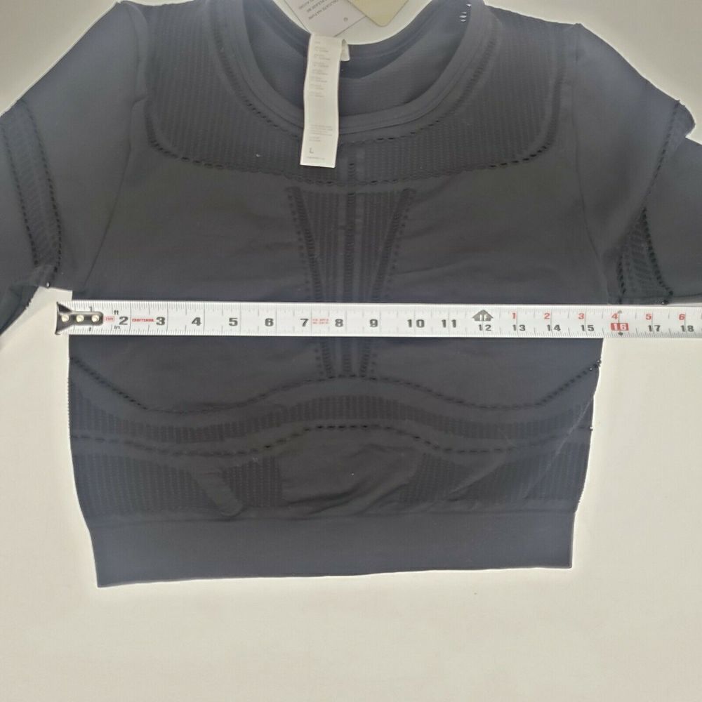 Fabletics Top Seamless Compression Mesh Crop - Picture 6 of 12